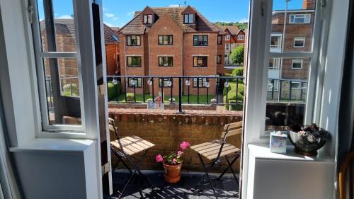 Swanage Apartment | HighTide - 2 bed with parking, balcony & sea view.