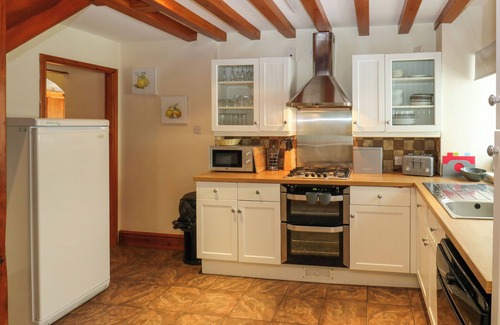 Denby Dale Cottage | HIGHWOOD LODGE, pet friendly, with hot tub in Denby Dale