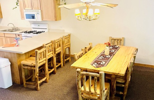 Utica Cabin | Hike and enjoy a relaxing time at Starved Rock! Family-Size Cozy Cabin