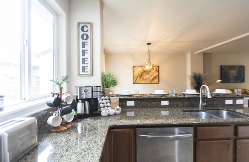Sisters House | Hiker`s Hideaway 3 bdrm townhome, spacious layout & cozy modern mountain design