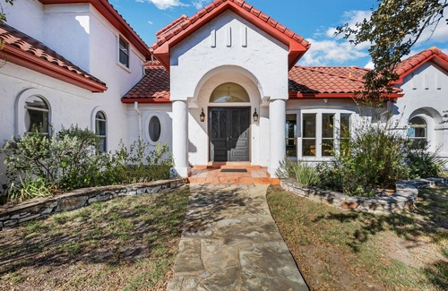 Austin House | Hill Country Mansion | Event Venue | Pool | Spa