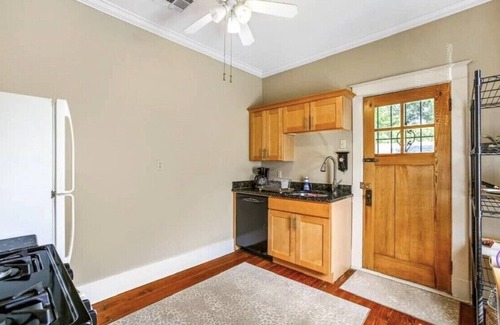 Central Carrollton Association House | "Hillary Gardens" Hip Uptown/University Area Owner on Premises