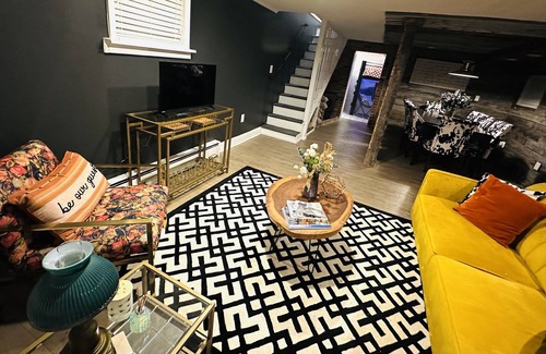 Severna Park House | Hillbottom Hideaway Beachhouse - Severna Park pet friendly! With hot tub!