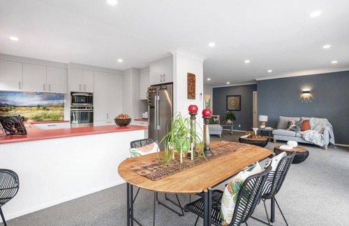 Bluff Hill House | Hillcrest Hideaway - Napier Holiday Apartment
