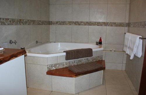 Upper Crystal Creek Bed & Breakfast | Hillcrest Mountain View Retreat