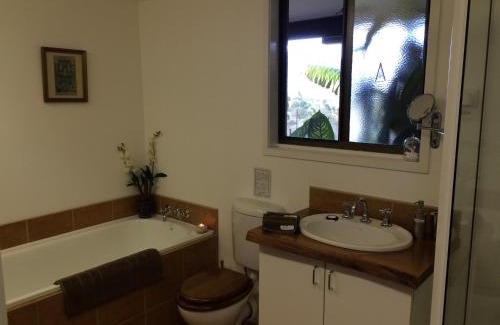 Upper Crystal Creek Bed & Breakfast | Hillcrest Mountain View Retreat