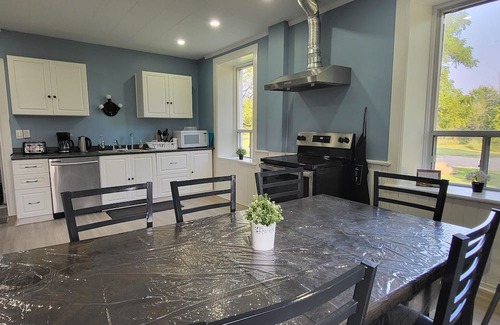 Georgetown House | Hills and Valleys of Silver Creek – A Timeless 5 Bedroom Century Home Retreat.