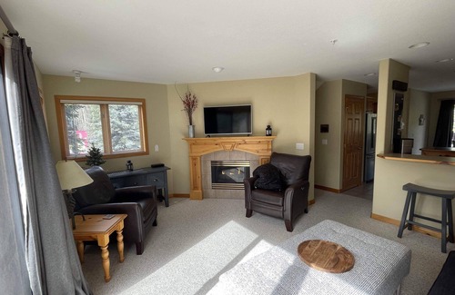 Sun Peaks Ski Chalet | Hillside 3 Level Ski In & Out 3 Bedroom, 3 Bath w/Hot Tub & BBQ! License #1031