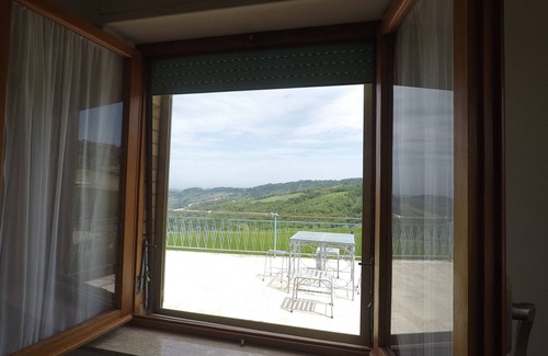 Monterubbiano House | Hillside apartment with sea view.