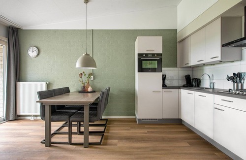 Strucht House | Hillside Bungalow w/Garden