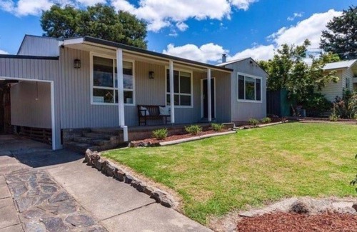 Eildon House | Hillside Haven - Beautifully presented and recently renovated family holiday home