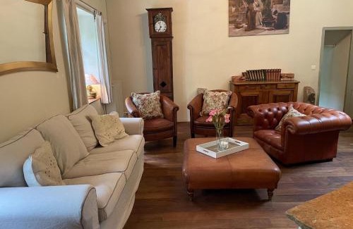 Courniou House | Hillside Haven in Courniou