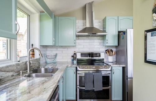 Markdale House | Hillside Haven Retreat: Sunroom & Pond Escape!