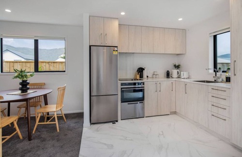 Trentham House | Hillside Haven: Trentham Escape