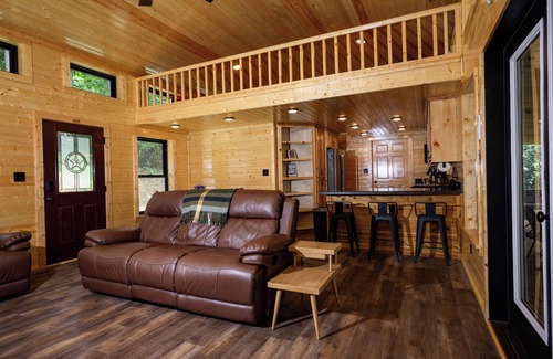 Grapeland Cabin | Hillside Hideaway - Lakefront Cabin