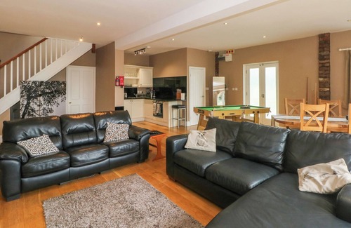 Tarvin House | HILLSIDE HOUSE, pet friendly, with hot tub in Tarvin