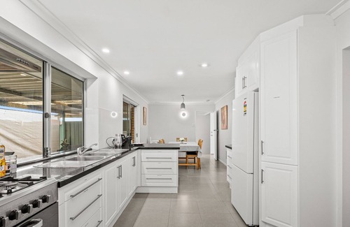 Kelmscott House | Hillside Retreat Perth East-Airport 25 minutes
