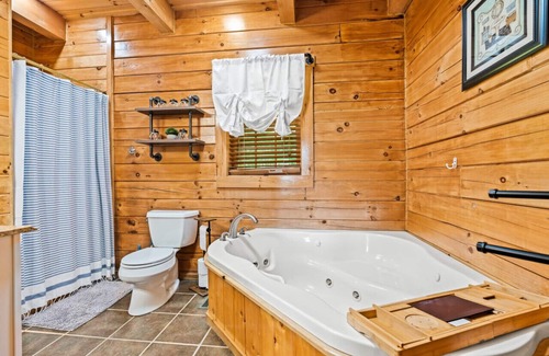 Bergton Cabin | Hilltop Cabin - HotTub, Game Room & Great View