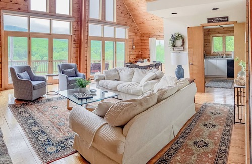 Valley Springs House | Hilltop Cabin w/Stunning Views Minutes to Homestead Resort
