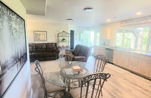 Jacksonville House | Hilltop Hideaway~Brand New~5 min to Downtown~BBQ~Firepit~Amazing Views