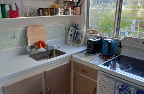 Red Beach Cottage | Hilltop Hideaway Cottage in Pinewoods Holiday Park