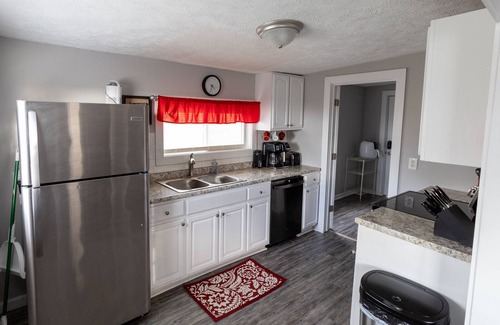 Maryville House | Hilltop Hideout — A Peaceful Retreat in the Foothills of the Smoky Mountains