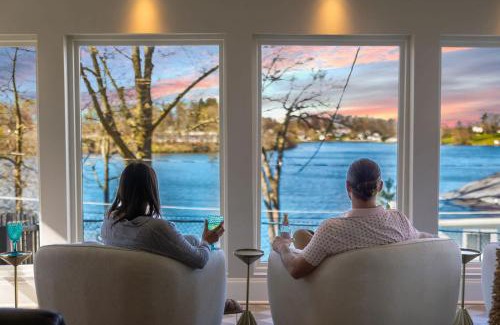 Portage Lakes House | Hilltop Lakehouse - Free Kayaks Deck PLX