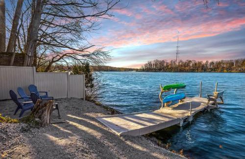 Portage Lakes House | Hilltop Lakehouse - Free Kayaks Deck PLX
