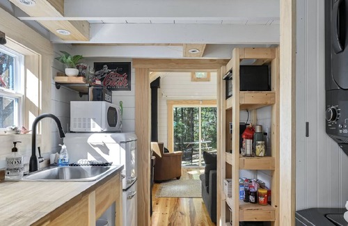 West Side Historic District Cottage | Hilltop Nest:Cozy 1BR Cottage Near Downtown Hendersonville
