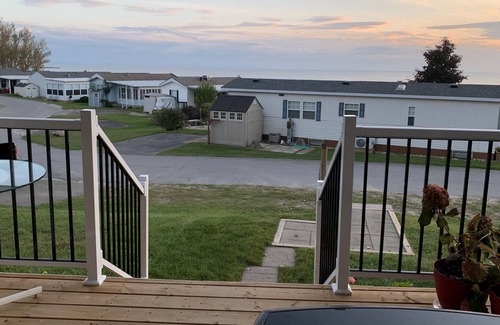 Sherkston Cottage | Hilltop Oasis - Beautiful Sunsets and Panoramic Lake Views - 3 Bdrms 2 Baths