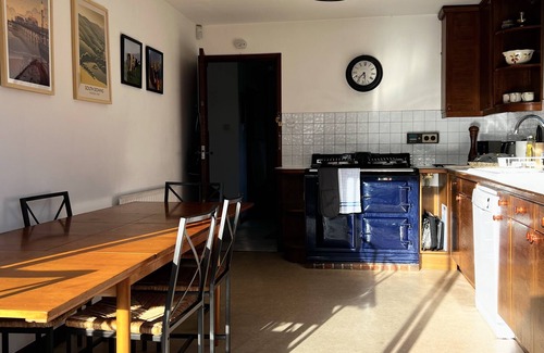 Haslemere House | Hilltop walkers paradise with a view, sleeps 10