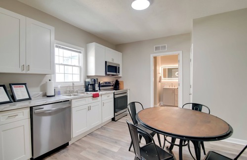 Bowling Green House | Hilltopper Convenience: Modern Duplex Near WKU