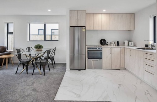 Trentham House | Hillview Hideaway: 2-BR Serenity