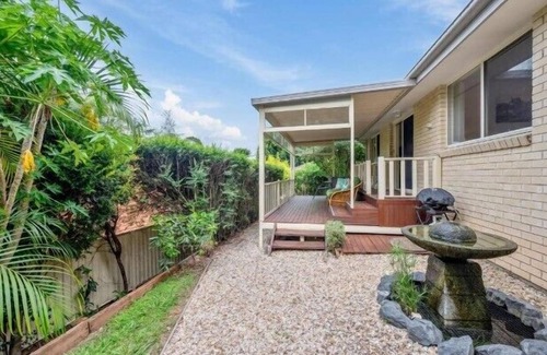 Coffs Harbour Apartment | Hillview Pet Friendly, Telsa Charger, Sleeps 6, Bbq