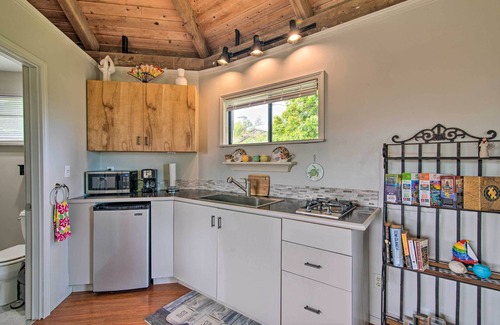 Hilo Apartment | Hilo Couples Retreat ~ 6 Miles to Honoli'i Beach!