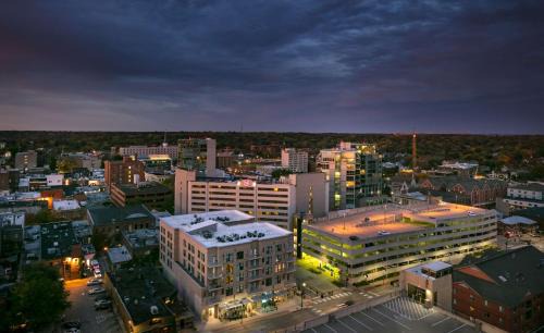 Iowa City Hotel | Hilton Garden Inn Iowa City Downtown University