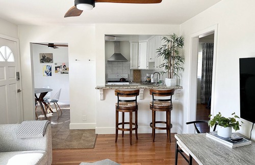 Del Rey Apartment | Hip Apartment & Huge Patio Sunset Views, 20 Blocks to the Beach