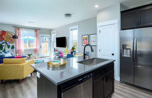 Carlton House | Hip-Downtown Carlton Townhouse #2, Steps to Tasting, Hot-Tub, BBQ, Dog-Friendly