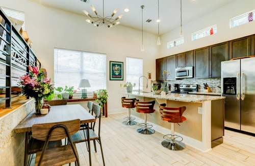 Chestnut House | Hip East Austin, Cold/Hot Tub, Groups/Pets Welcome
