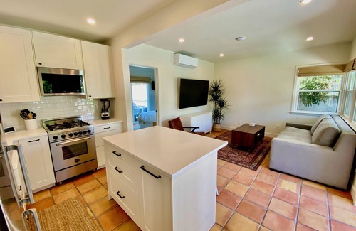 Townsite House | Hip 'North Jetty Bungalow' - Yard w/Hot Tub, Fire Pit + A/C + Washer/Dryer