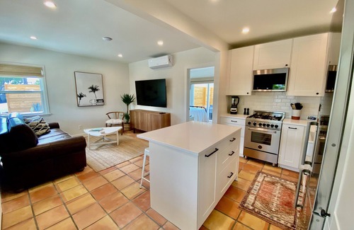 Townsite House | Hip 'South Jetty Bungalow' - Yard w/Hot Tub, Fire Pit + A/C + Washer/Dryer