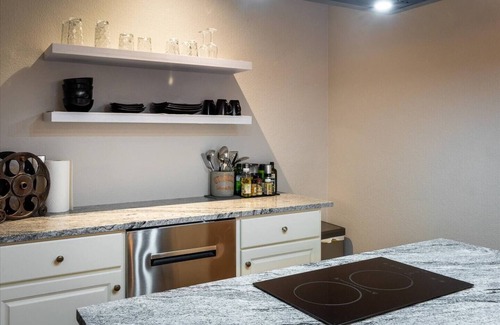 Longmont House | Hip, Upscale Apartment Hot Tub Private Entrancenn
