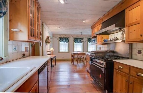 Sunderland House | Historic 1780 Manchester Farm House With Mountain Views
