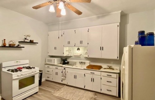 St. Marys House | Historic 1884 Victorian Downstairs Unit. Walk to everything! Close to elk!