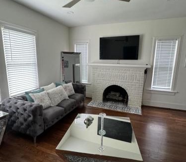South Central Houston Apartment | Historic 1930s Downtown Retreat with Unique Charm