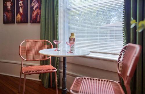 Southmoreland Apartment | Historic 1Bdrm - Parking - Walk to Restaurants & Westport!