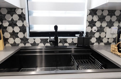 Lake Worth House | Historic 2-bed house, WiFi, pool table/ping pong, hot tub, 3TVs, 3 min to beach