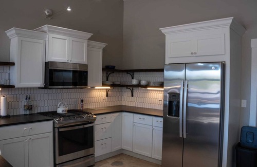 Mountain Home Apartment | Historic 2 bedroom steps off downtown square