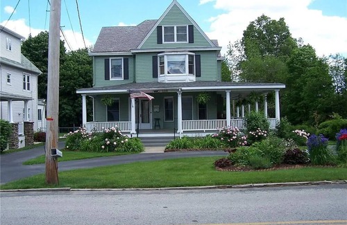 Monroe House | Historic 3-Bedroom 2-Full Baths Victorian Home Fully Furnished in Prime Location