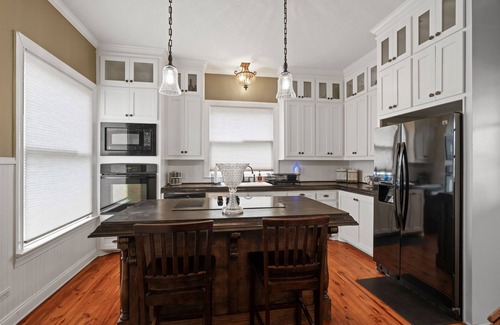 Sumrall House | Historic 3-bedroom Farmhouse in Sumrall